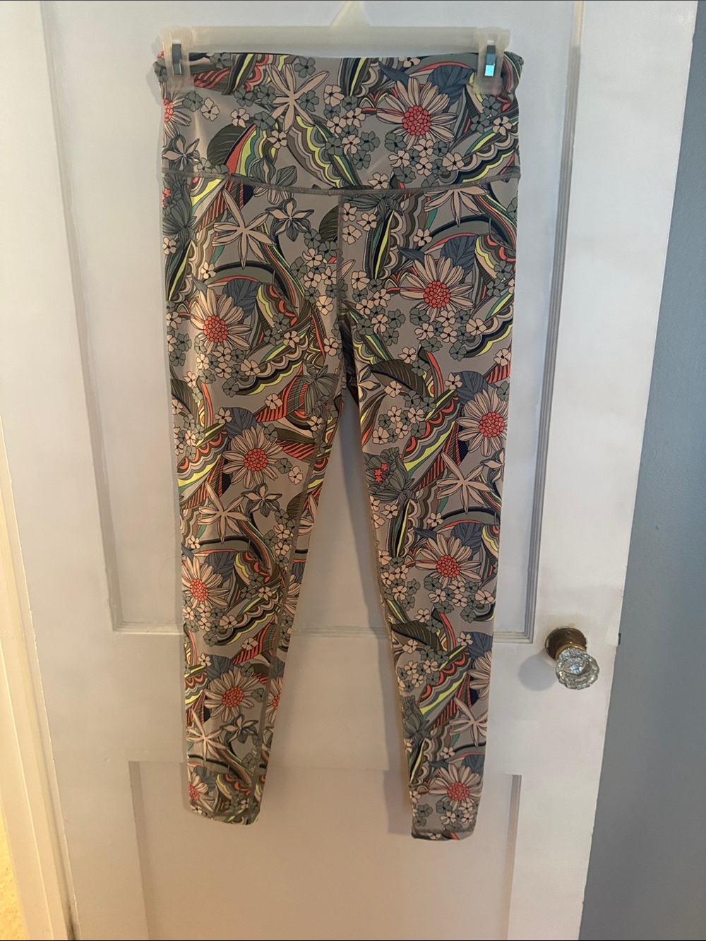 Victoria Sport Floral Pattern Active Leggings - Gray Multi